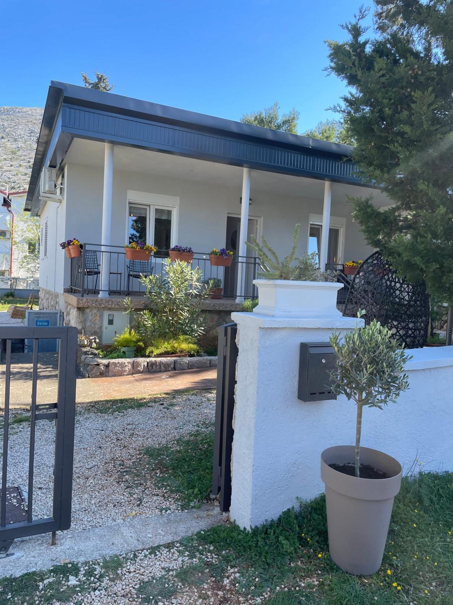 Holiday Home Lola - Large Outdoor Area スタリグラード エクステリア 写真